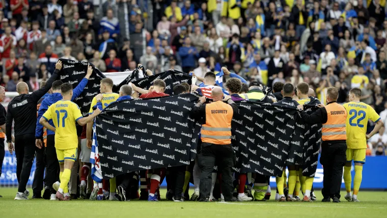 Christian Eriksen collapses during Denmark vs. Ukraine