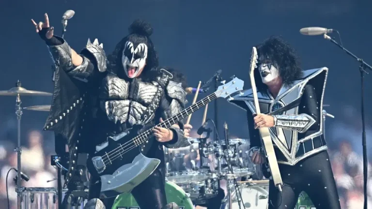 Kiss AFL grand final show